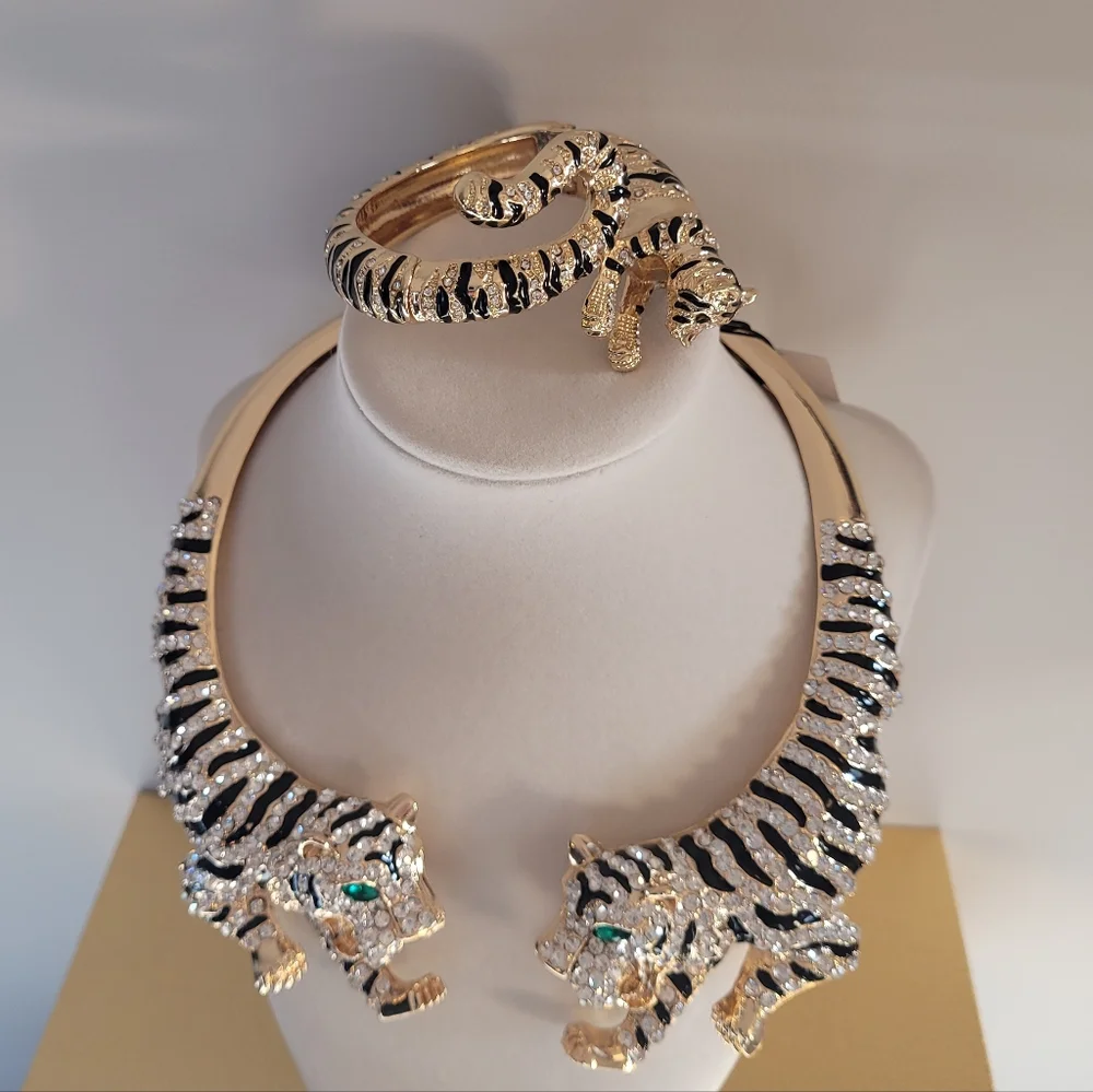 Stunning Natasha Tiger Bracelet. Sparkly. Gold Tone. New. - Picture 10 of 12